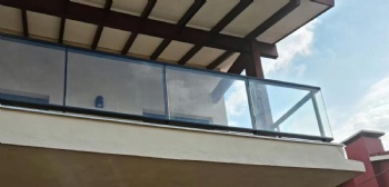 Hot sell design frame less tempered glass balcony railing with aluminum u channel glass railing system with LED light